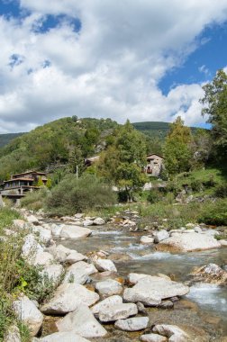 Güzel engebeli dağ Nehri.