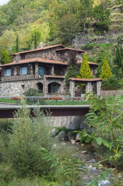 Dağlarda güzel bir ev.