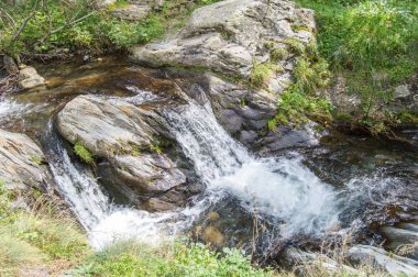 Güzel engebeli dağ Nehri.