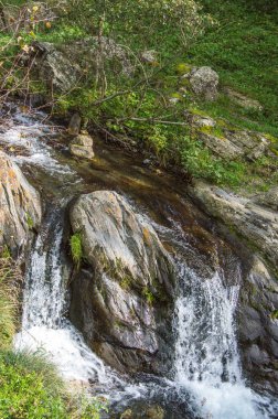 Güzel engebeli dağ Nehri.
