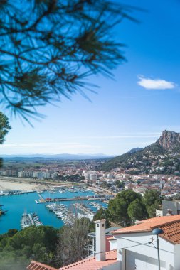 sahilde liman görünümü. İspanya