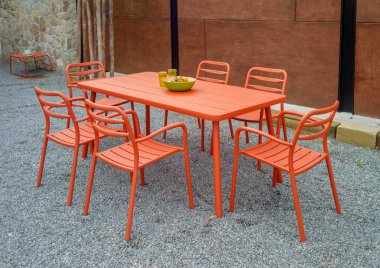 Bahçe yemek masası sandalye ile.