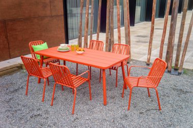 Bahçe yemek masası sandalye ile.