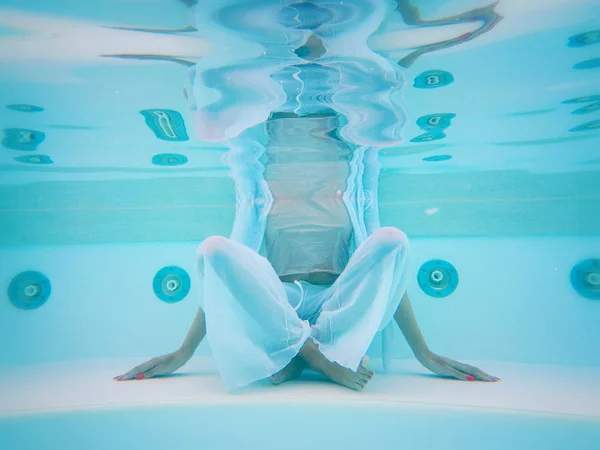 Lichaam Van Vrouw Ontspannen Onderwater — Stockfoto