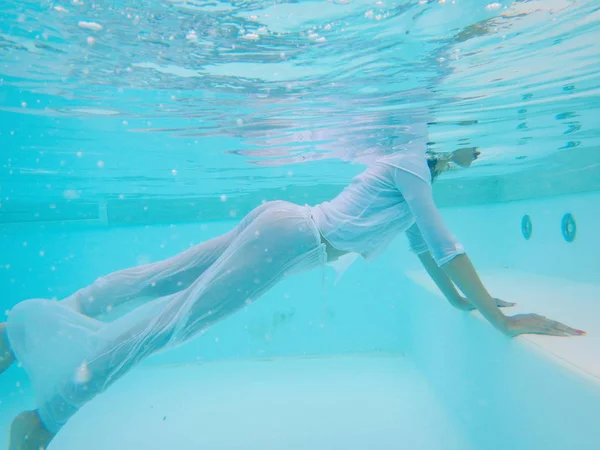 Жіноче Тіло Розслабляється Під Водою — стокове фото