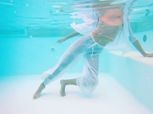 Corps Femme Relaxant Sous Eau — Photo