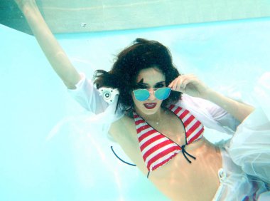 güzel kadın portre sualtı güneş gözlüğü ile