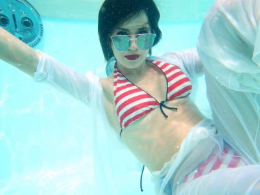 güzel kadın portre sualtı güneş gözlüğü ile