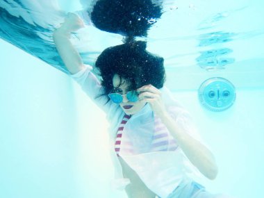 güzel kadın portre sualtı güneş gözlüğü ile