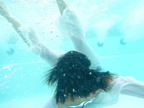 Cuerpo Mujer Relajante Bajo Agua —  Fotos de Stock