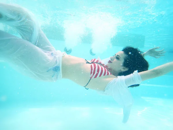 Frauenkörper Entspannt Sich Unter Wasser — Stockfoto