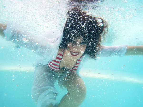 Schönes Frauenporträt Unter Wasser Mit Sonnenbrille — Stockfoto