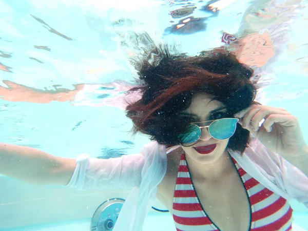 Mooie Vrouw Portret Onderwater Met Zonnebril — Stockfoto