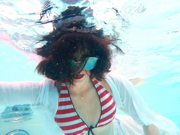 güzel kadın portre sualtı güneş gözlüğü ile