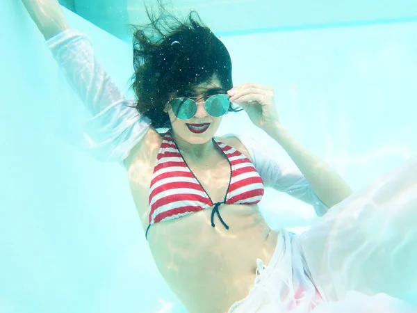 Mooie Vrouw Portret Onderwater Met Zonnebril — Stockfoto
