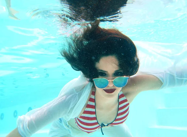 Beau Portrait Femme Sous Marin Avec Des Lunettes Soleil — Photo