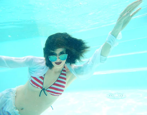 Beau Portrait Femme Sous Marin Avec Des Lunettes Soleil — Photo