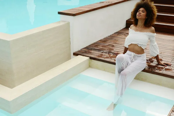 Beautiful Girl Slim Body Relax Spa Pool — Stock Photo, Image