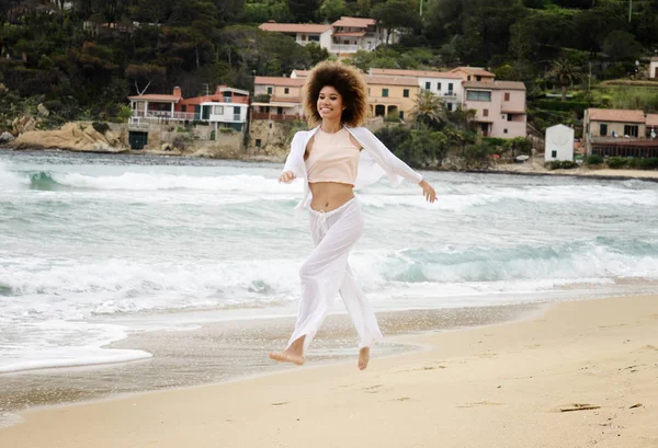 Piękna Dziewczyna Afro Włosów Białej Sukni Plaży — Zdjęcie stockowe