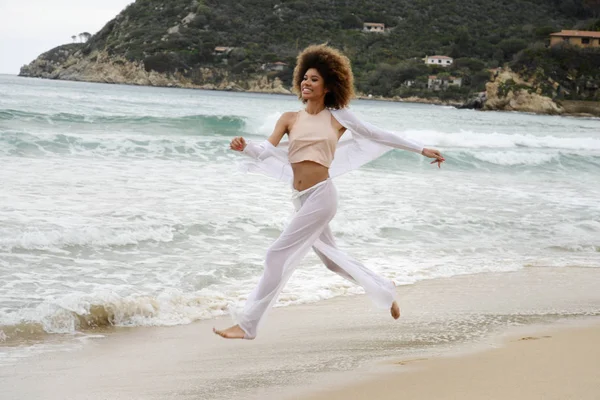 Schöne Mädchen Mit Afro Haaren Und Weißem Kleid Strand Laufen — Stockfoto