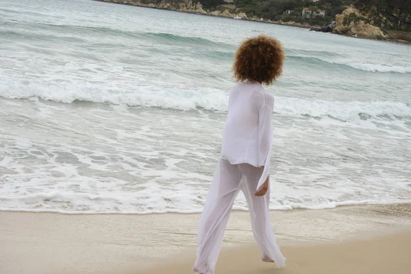 Menina Bonita Com Cabelo Afro Vestido Branco Passeio Pelo Mar — Fotografia de Stock