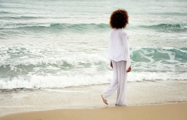 Menina Bonita Com Cabelo Afro Vestido Branco Passeio Pelo Mar — Fotografia de Stock