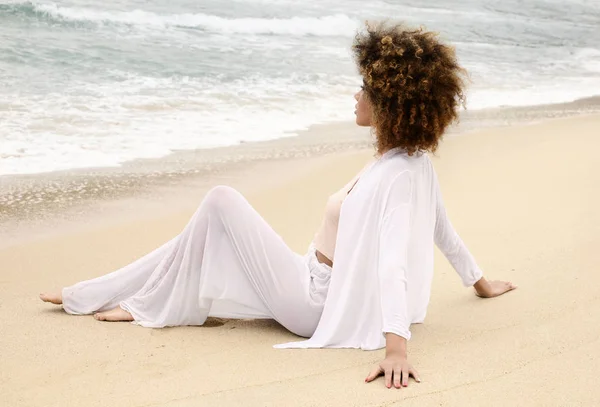 Piękna Dziewczyna Afro Włosów Białej Sukni Zrelaksować Się Plaży — Zdjęcie stockowe