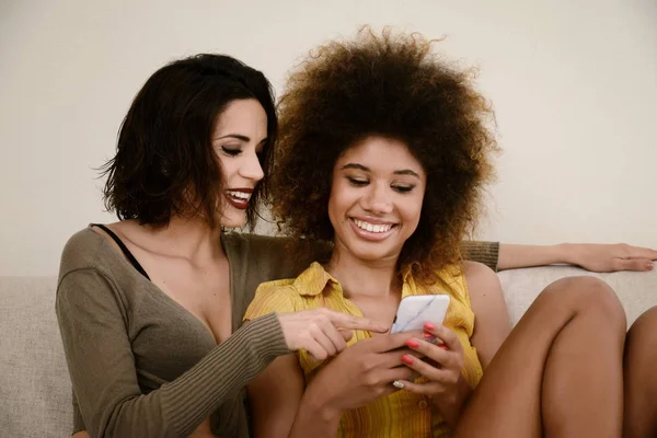 Duas Belas Fofocas Namoradas Conversar Com Smartphone Casa — Fotografia de Stock