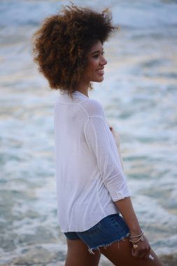 afro saçlı güzel kadın portre sakin ol gün batımında denize