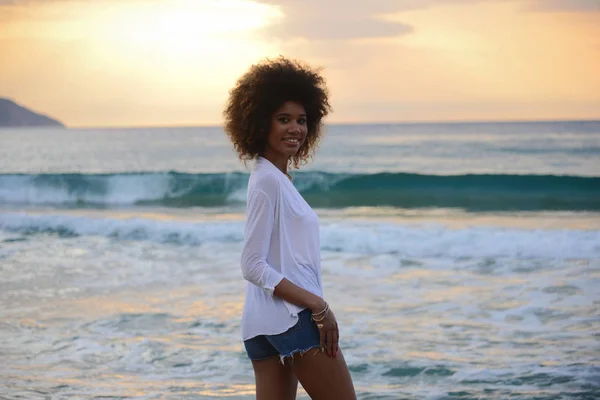 Piękna Kobieta Portret Afro Włosów Relaks Zachód Słońca Nad Morzem — Zdjęcie stockowe