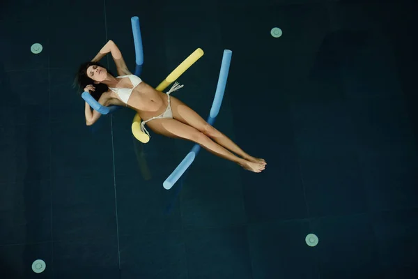 Piękna Kobieta Pływające Wodzie Basenie Spa — Zdjęcie stockowe