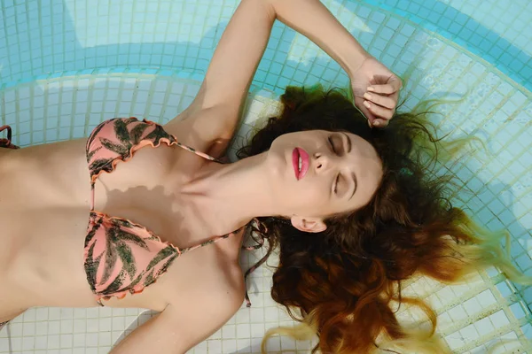 Güzel Kadın Portre Rahatlatıcı Spa Havuzu Suda — Stok fotoğraf