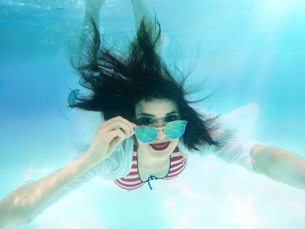 Schönes Frauenporträt Unter Wasser Mit Sonnenbrille — Stockfoto