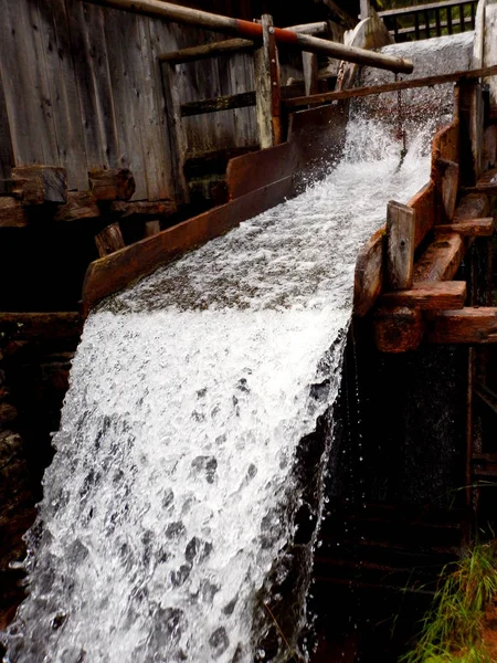 Wasser Fließt Eine Hölzerne Alte Mühle — Stockfoto