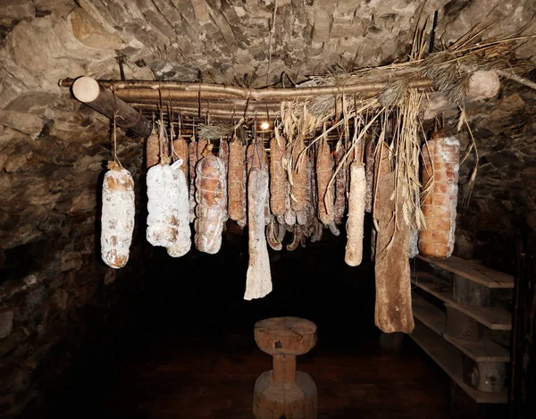Salami Colgando Temporada Cueva Los Alpes Italianos — Foto de Stock