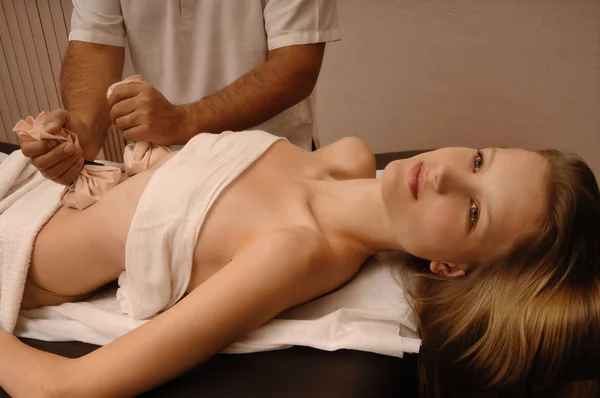 Jonge Vrouw Ontvangt Lichaamsbehandeling Spa Salon — Stockfoto