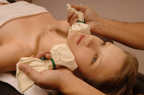 Young Woman Receives Body Treatment Spa Salon — Stock Photo, Image