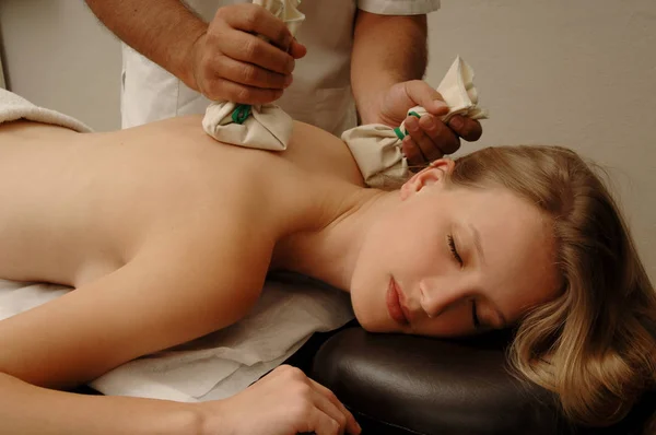 若い女性がスパ サロンで体の治療を受け取る — ストック写真