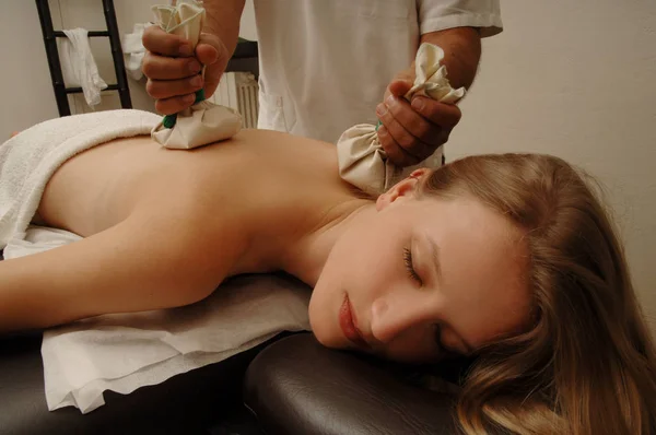 若い女性がスパ サロンで体の治療を受け取る — ストック写真
