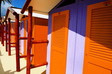 Renkli kabin ve plaj şemsiyeleri denizin kenarında