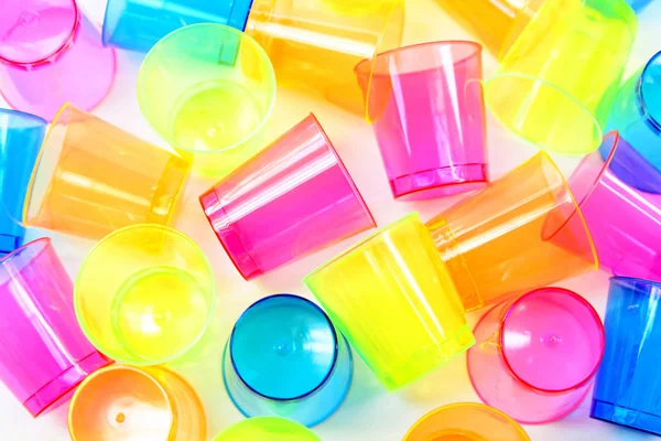 Grup renkli plastik gözlük