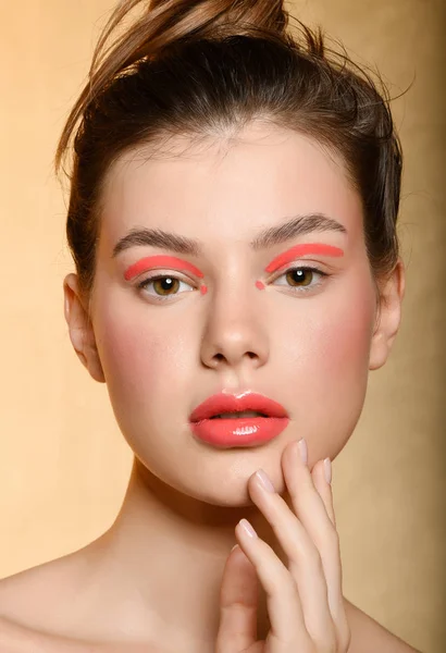 Beuatiful meisje portret met koraal kleur make-up — Stockfoto