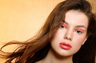 mercan renk makyaj ile güzel kız portresi