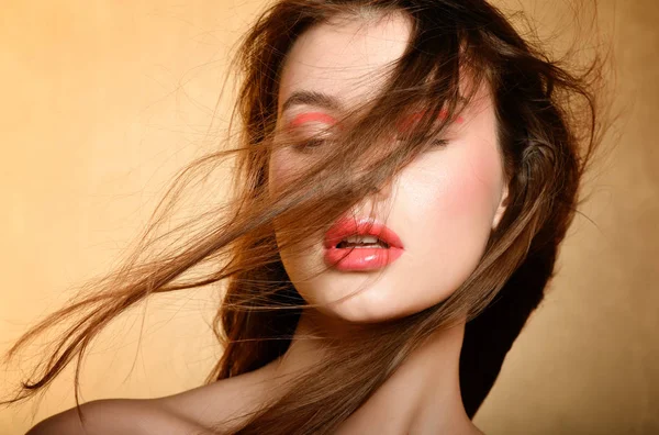 mercan renk makyaj ile güzel kız portresi