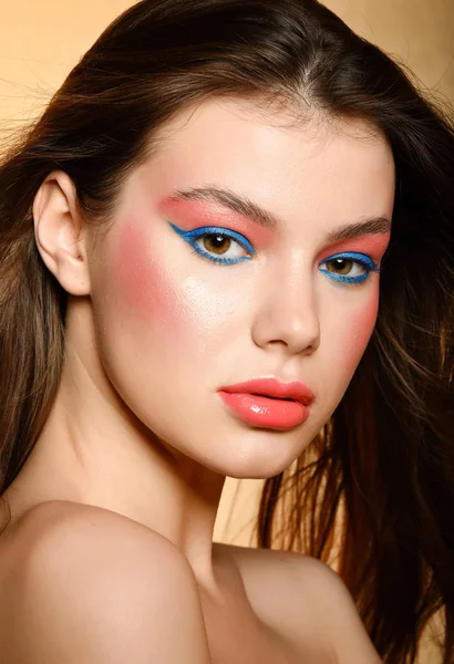 Beuatiful meisje portret met koraal kleur make-up — Stockfoto