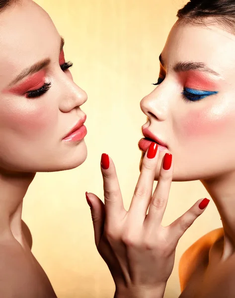 Dois belo retrato menina com cor de coral maquiagem — Fotografia de Stock