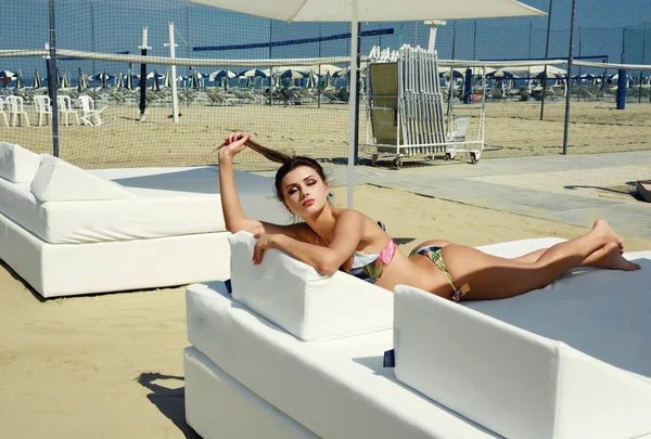 Красива дівчина сонячне купання в літні канікули — стокове фото