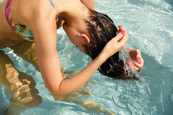 Mooi meisje haarverzorging in het water — Stockfoto