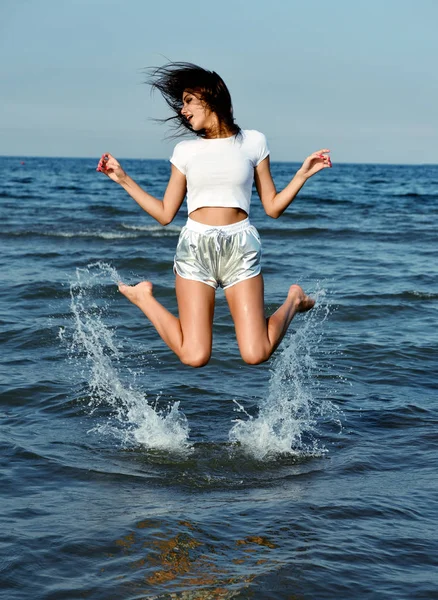 Szczęśliwy piękna dziewczyna skok w wodzie morskiej — Zdjęcie stockowe