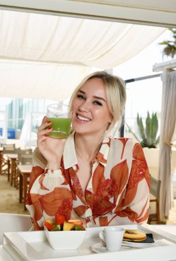yaz tatilinde kahvaltı olan güzel kız